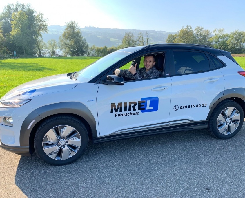 Mirel Turkes am Steuer des Schulautos